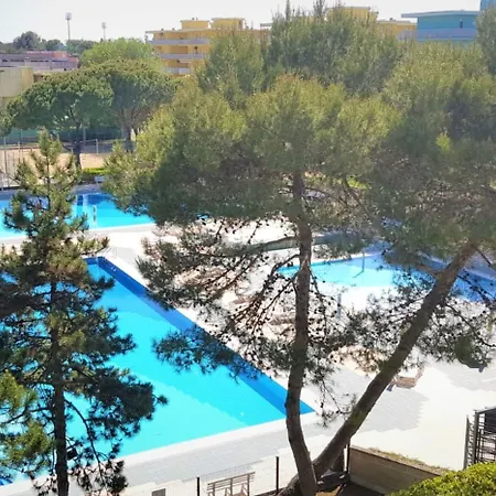 Relax With Your Family By The Pool - Beahost *